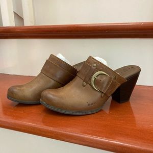 Born Boc Suzi clogs in peanut color